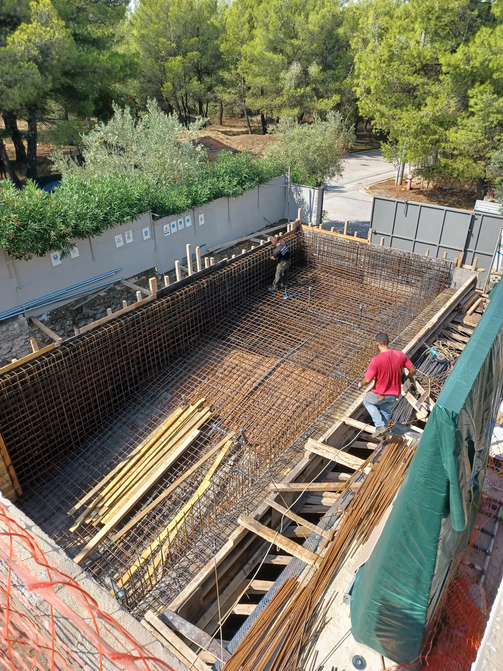 Reinforcement of a raft foundation and retaining walls under construction